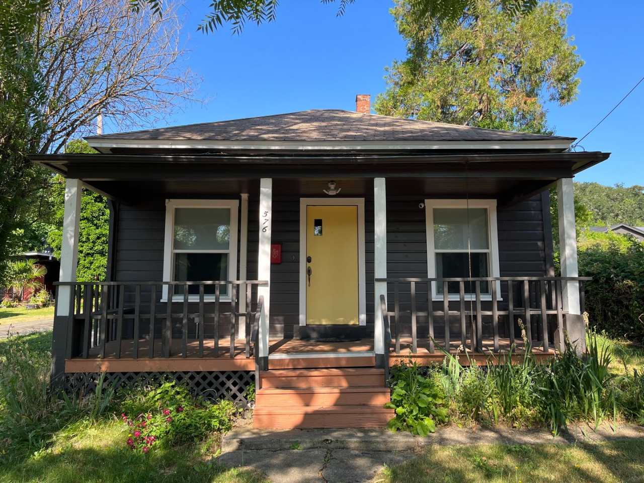 Cute and clean 2 Bedroom 1 Bathroom home in the heart of Roseburg.