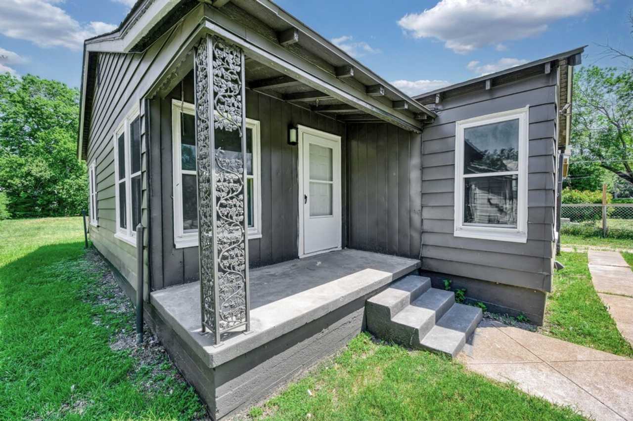 Newly remodeled 2 bedroom and 1 bathroom house