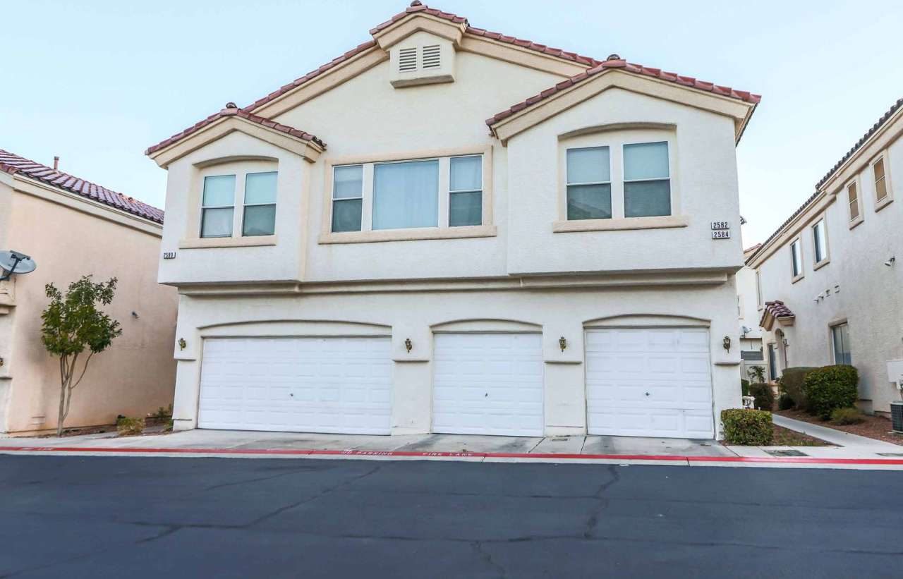 SUPER CUTE 3 BEDROOM TOWNHOME FOR RENT IN HENDERSON