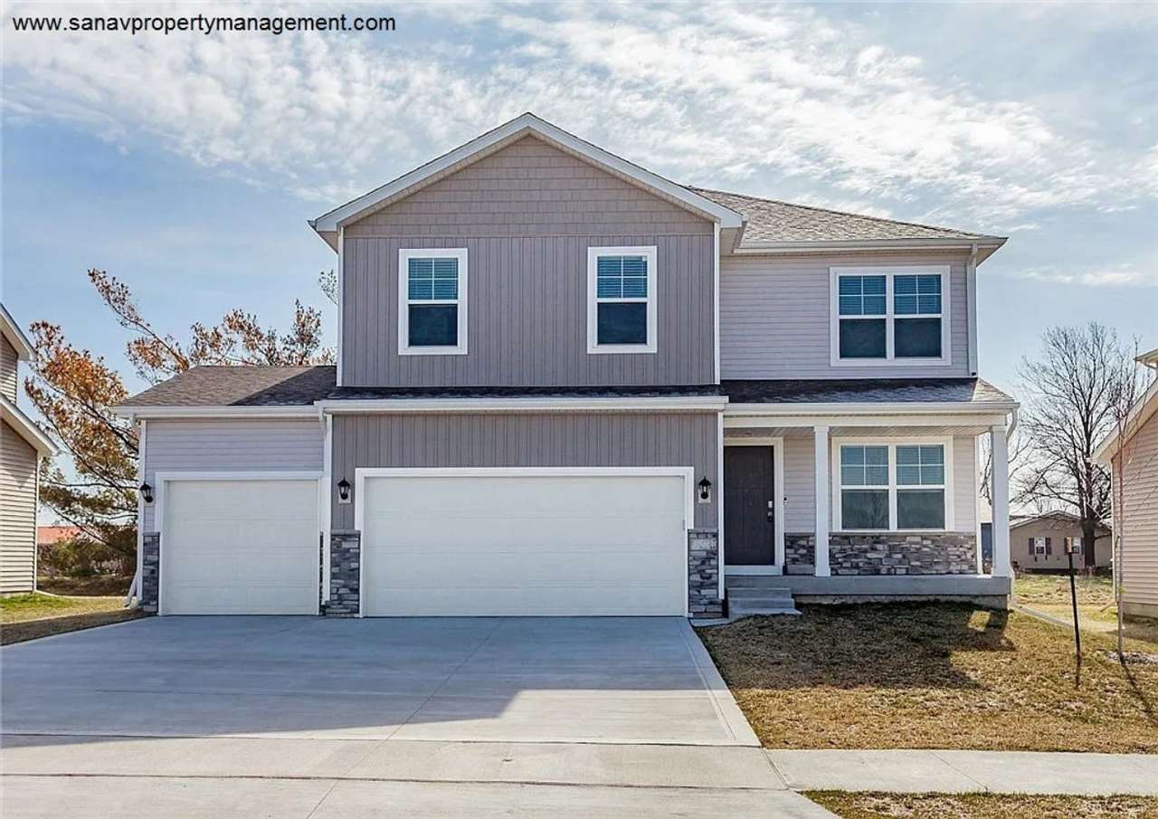 Spacious 4 Bedroom Home in Ankeny with 3-car garage  private backyard!!