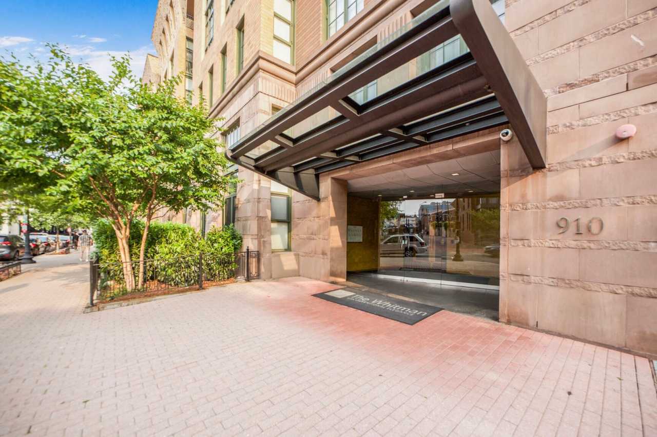 Available Now! High End 1 Bed/ 1 Bath in Amenity Rich Building