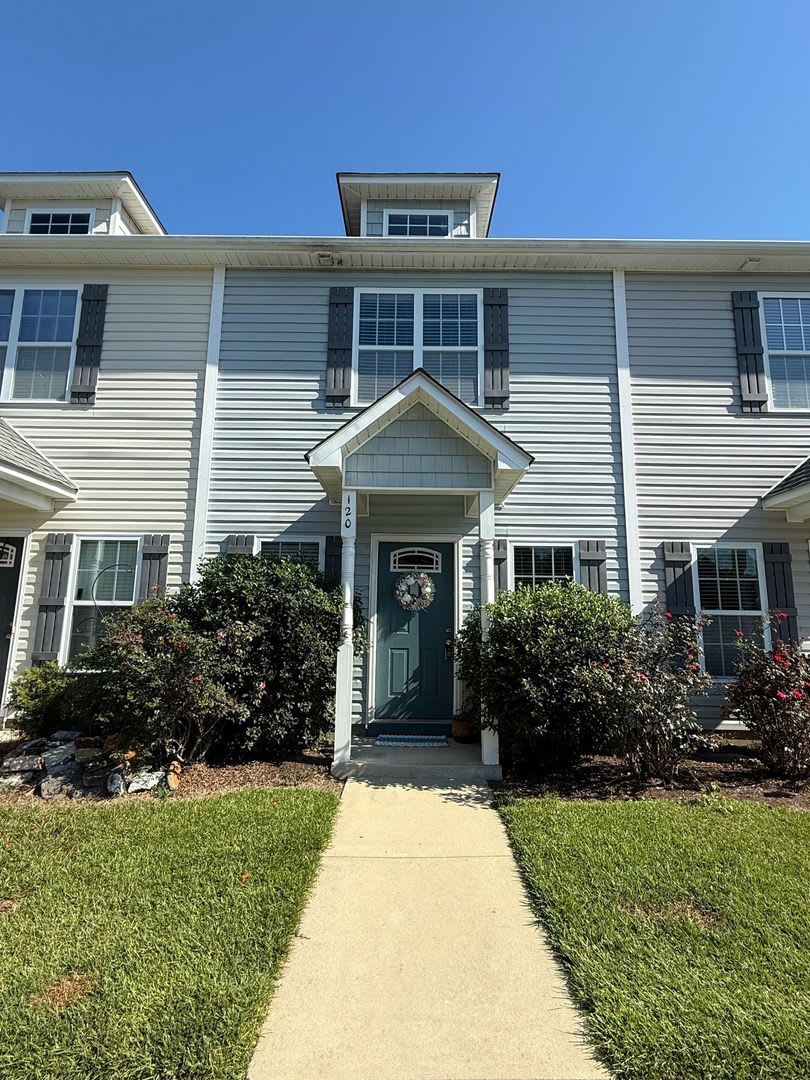 2 bedroom, 2.5 bath Townhouse