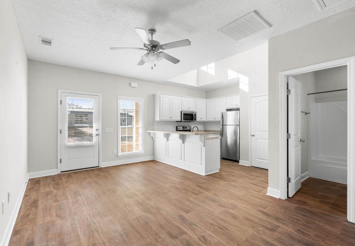 27 W Grady St - Available NOW!