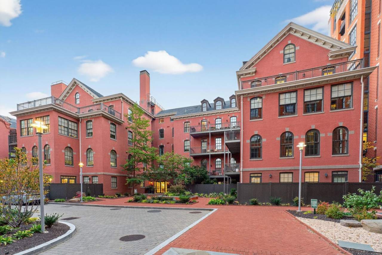 Available Now! High End 2 Bed 2 Bath in Luxury Building with Pool, Gym, Parking