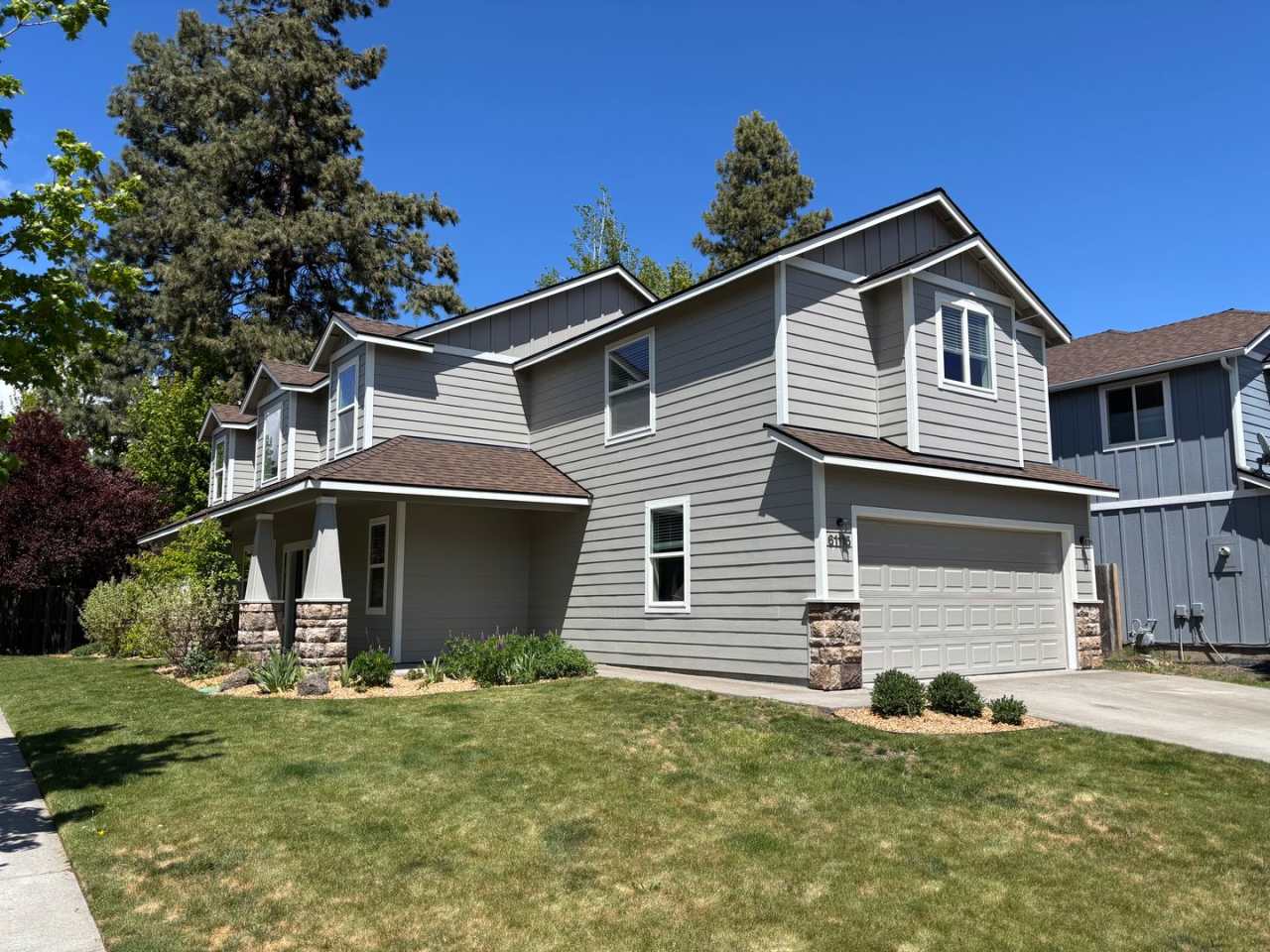 Newly updated home in SW Bend with large bonus room and corner lot!