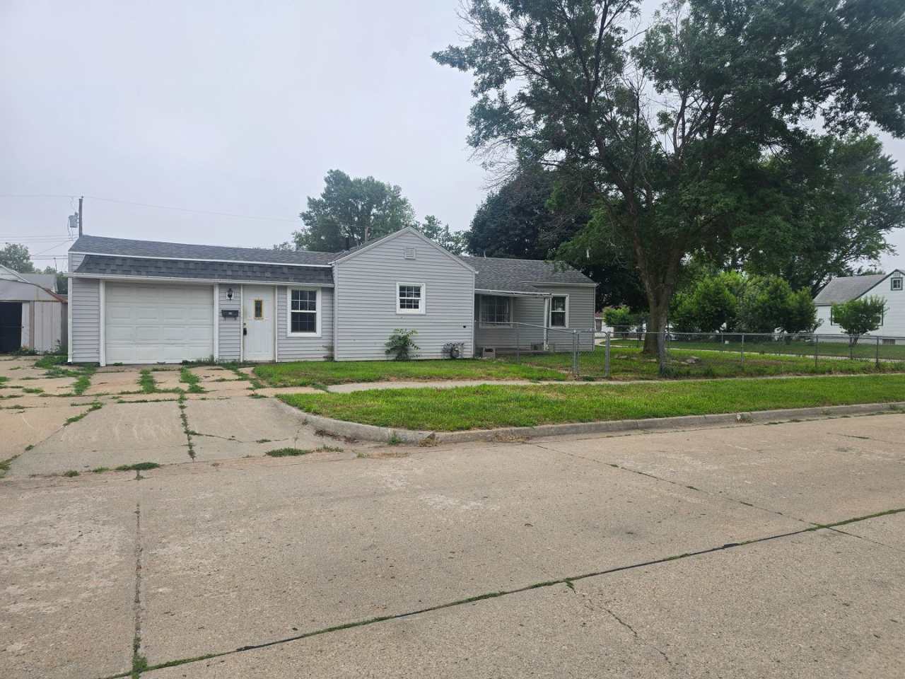Charming 3-Bedroom Home in a Great Neighborhood!