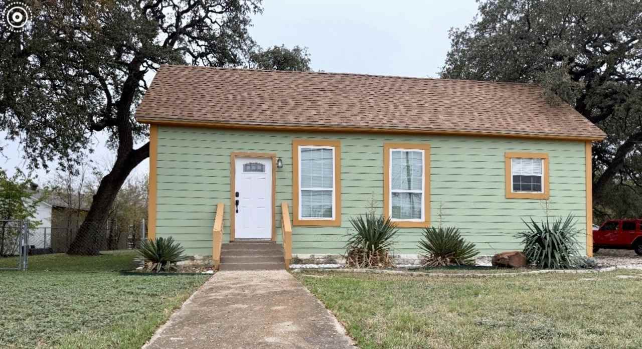 Beautifully remodeled 1 bedroom home on large lot in Belton