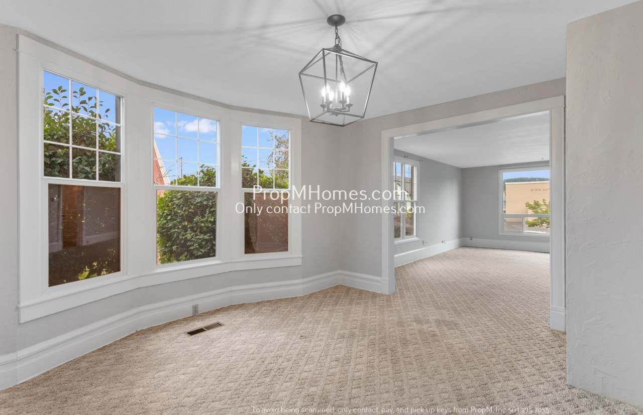 Lovely Three Bedroom Home in the Heart of Oregon City!