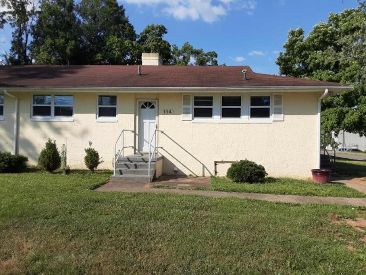 Duplex located in the heart of Oak Ridge.