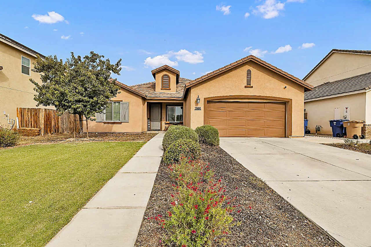 *RENT SPECIAL* Gorgeous 3-bedroom home in Southwest Bakersfield