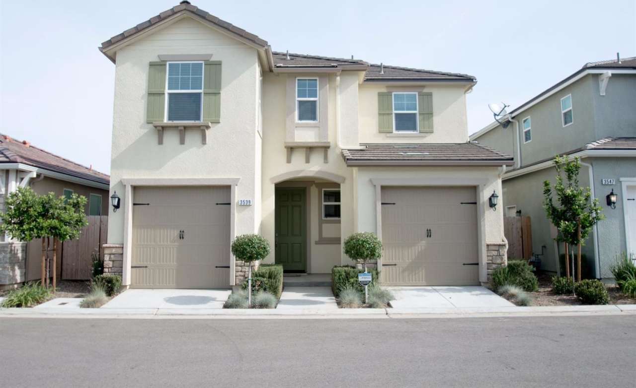 Beautiful 3 Bedroom 2.75 Bath Home in Harlan Ranch!