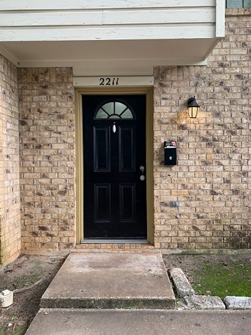 2 bed 2 bath Condo Walking Distance to SFA!