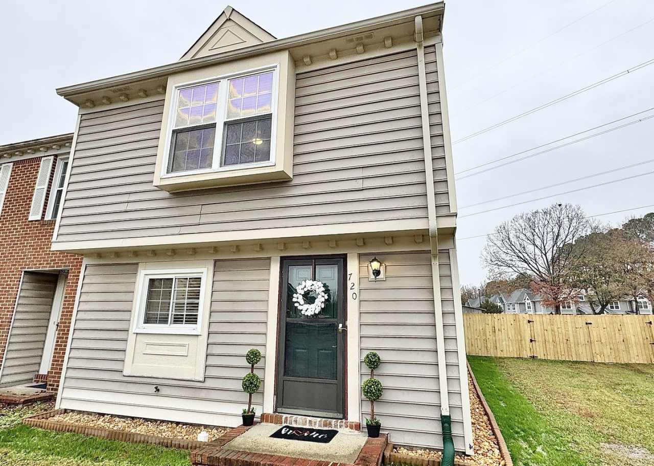 Glenleigh 1st-time Rental! Pet-Friendly, End-Unit Townhome, Cul-De-Sac with HUGE fenced backyard!