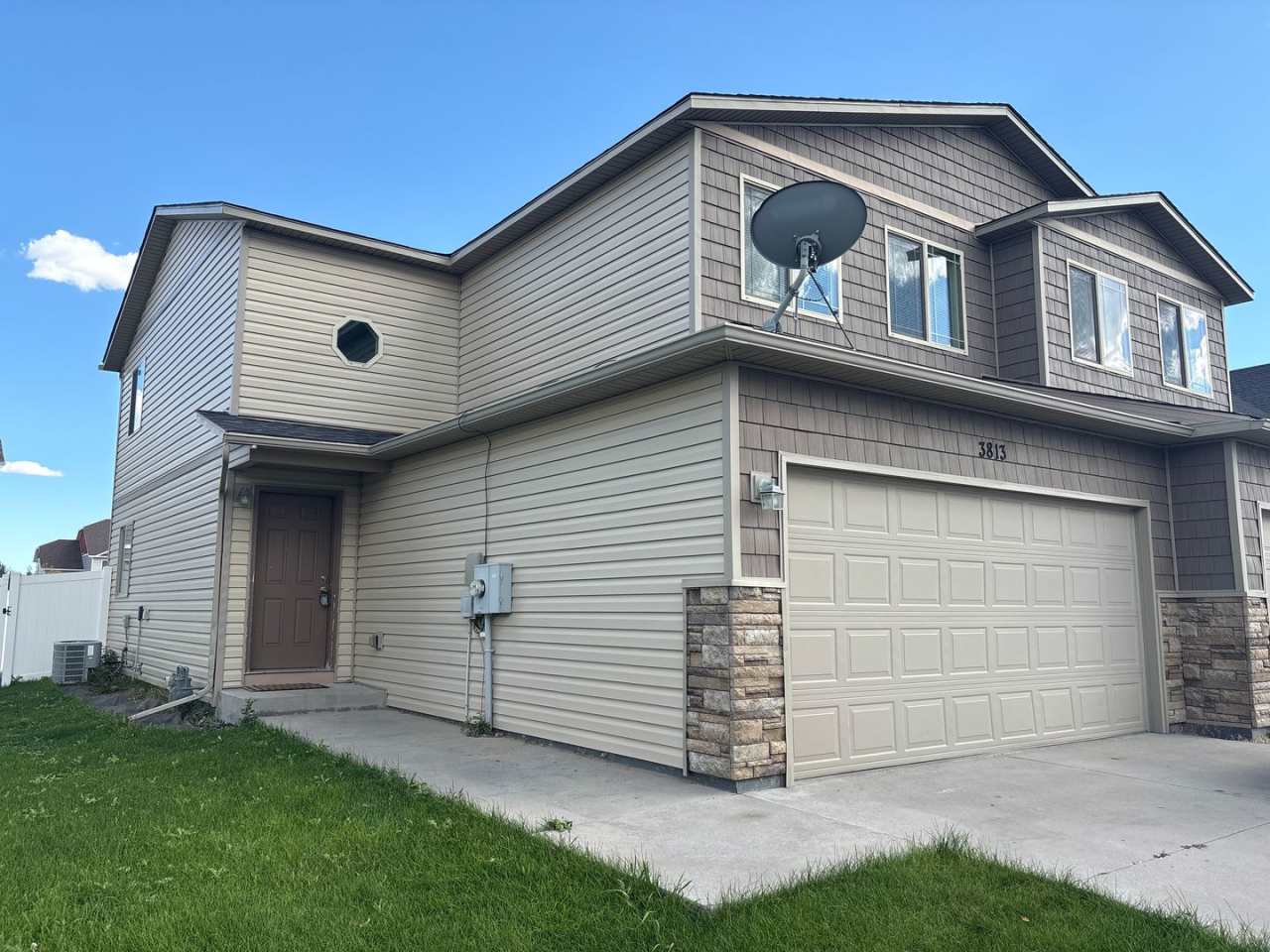 3 BEDROOM, 2.5 BATHROOM, SADDLE RIDGE TWINHOME WITH 2 CAR ATTACHED GARAGE