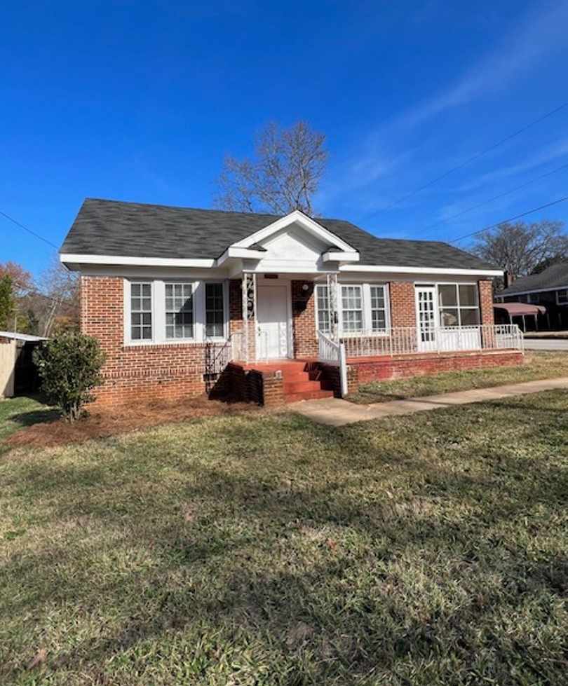 3BR/ 2BA Brick home convenient to Cherrydale!