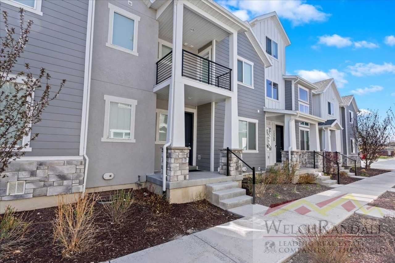 Beautiful 3 Bed 2 Bath Townhome in Bluffdale