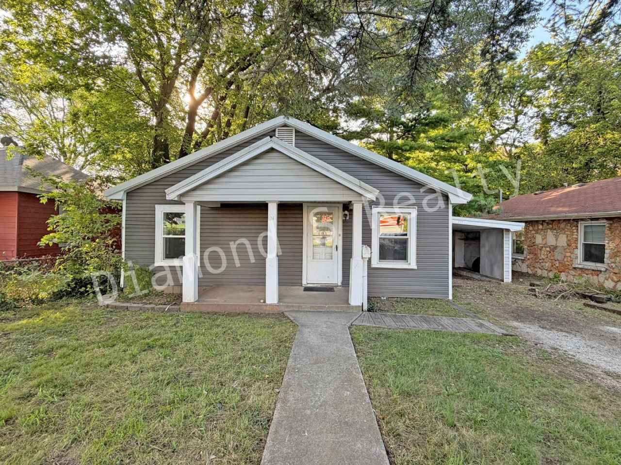 MOVE IN SPECIAL! Cute 3 bedroom home close to Evangel University and Spfd/Green County Park Board