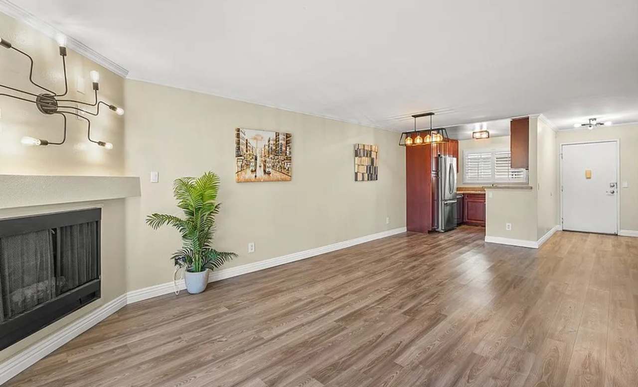 Beautifully upgraded 2 bedroom, 2 bath condo in Woodland Hills
