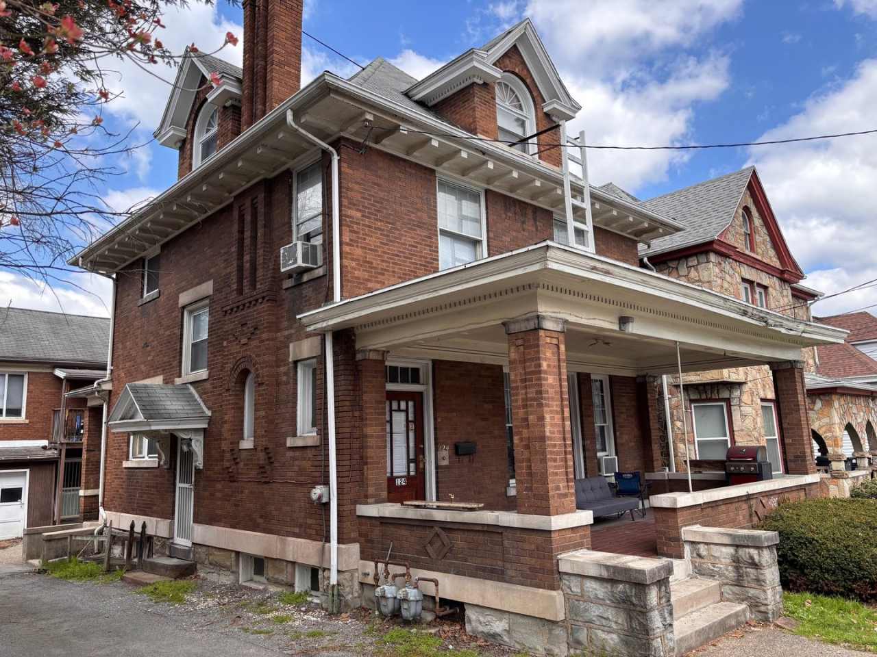 3 Bedroom House located in South Park. Short Walking Distance to Downtown. 8/7/2025