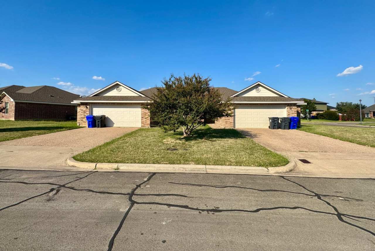 Duplex *LEASING SPECIAL AVAILABLE*