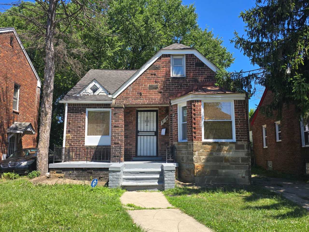 9184 Manistique - Stunning 4-Bedroom Bungalow - Brand New Kitchen  Bath - 3 Bay Windows - Outer Dr-Hayes - 48224