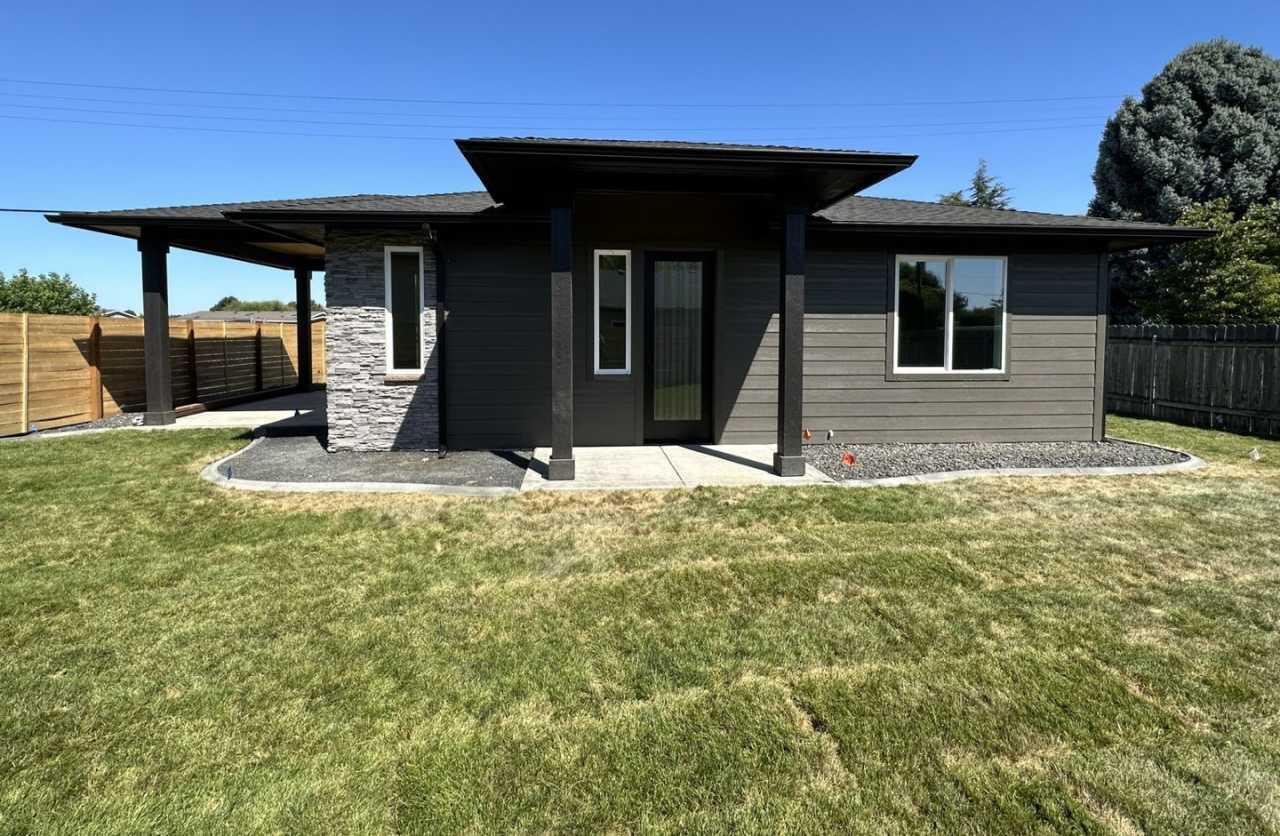 A Bright  Contemporary Home in Pasco