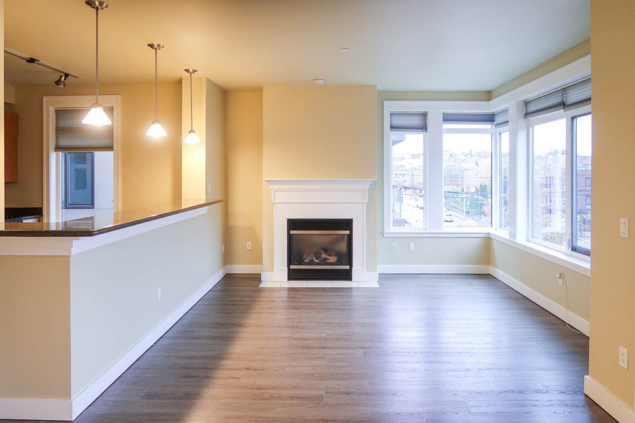 Lakeside 2BR Condo with Modern Finishes  Prime Location!