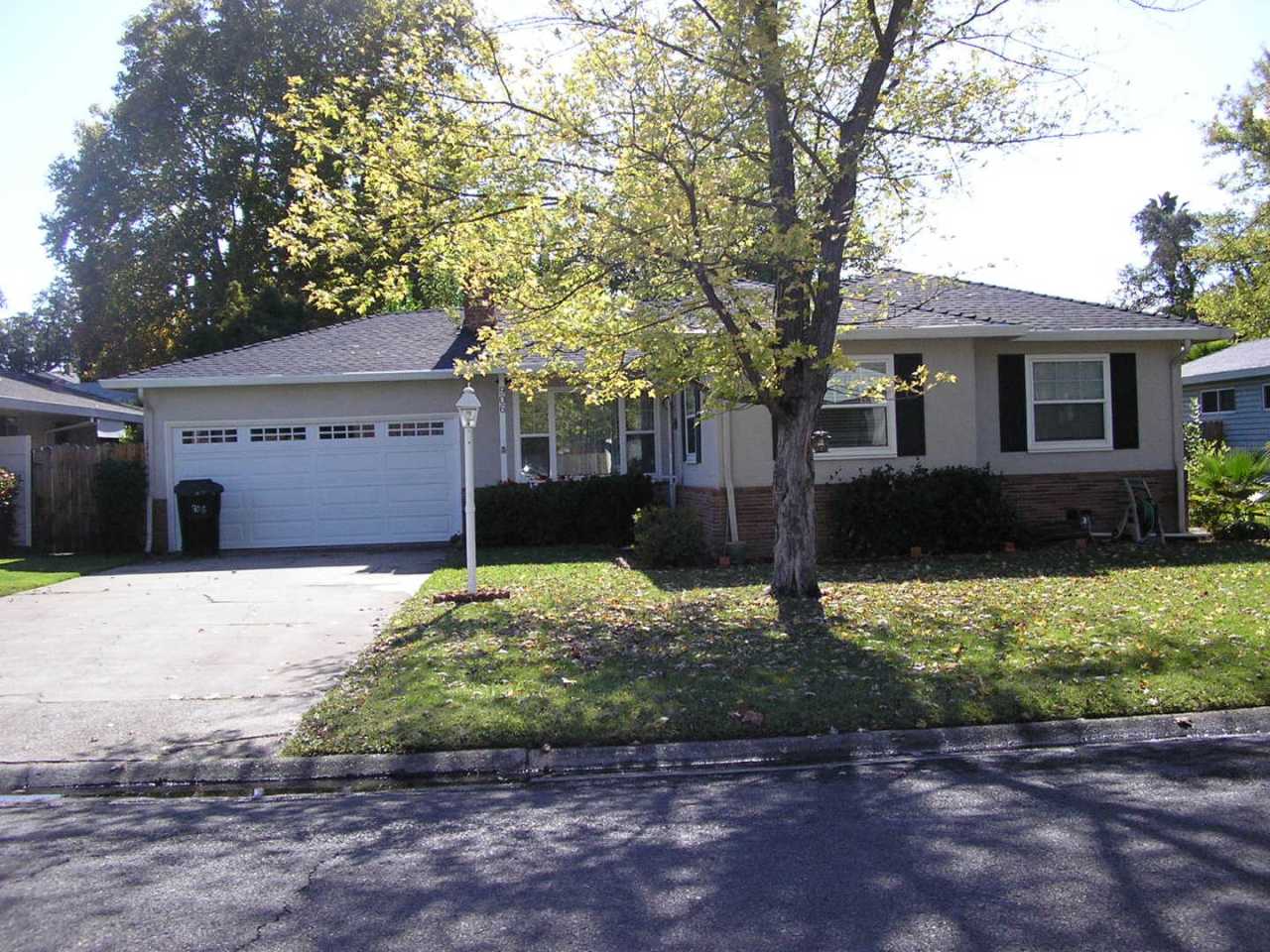 Central Roseville - 4 Bed, 2 Bath - Single Story - Separate Living and Family Rooms - Large Yard