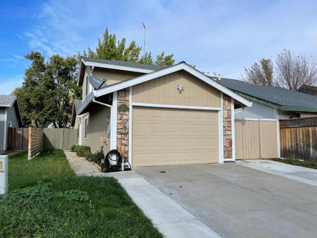 Gorgeous 3 Bedroom1/2 Plex in Elk Grove
