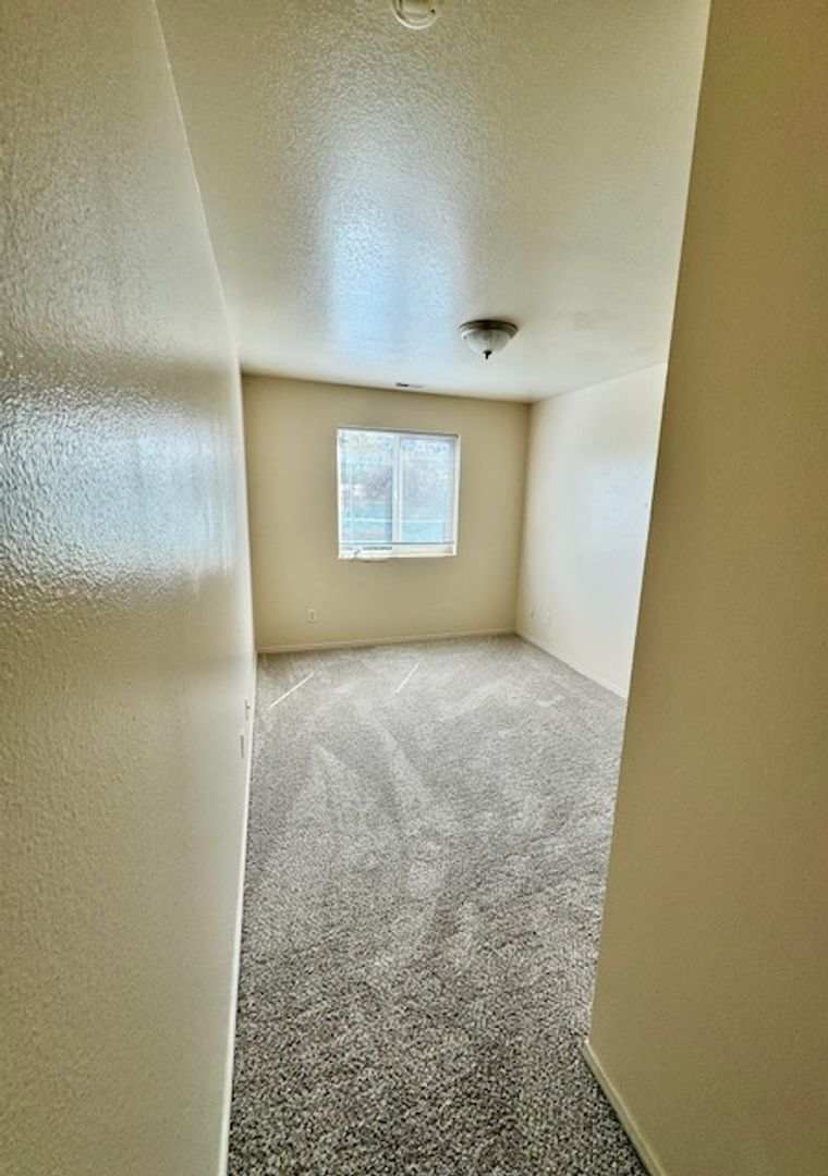 3 Bedroom, 1 Bathroom Unit Flexible Lease Terms - 3 months, 6 months or Year Lease Options