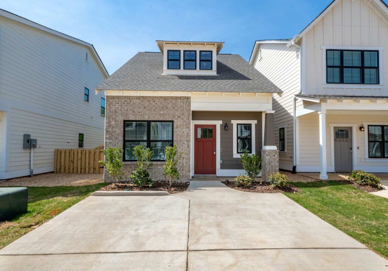 2 Bedroom Home with Bonus Room/Office!