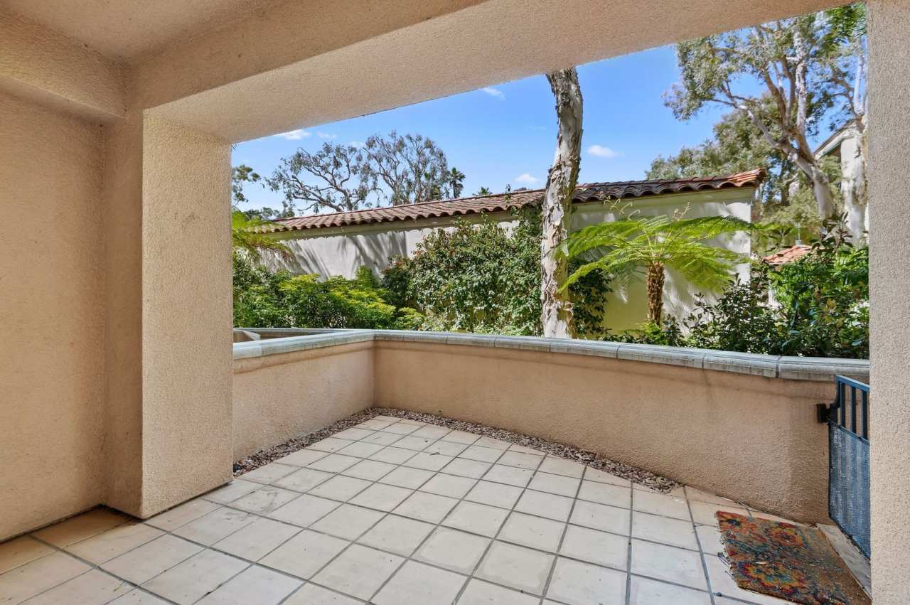 AMAZING ground floor unit in El Escorial... Fully remodeled and easy to show - AVAILABLE NOW!