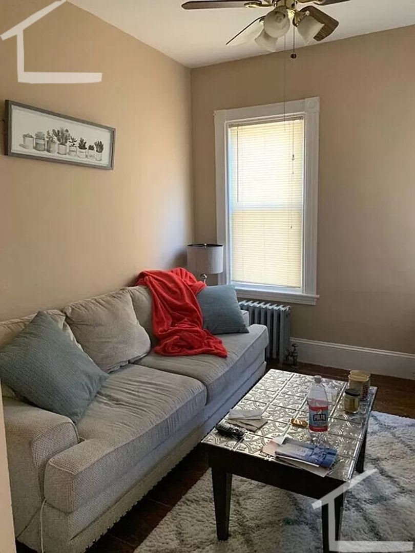 Large 5 Bed 2 Bath in Roxbury