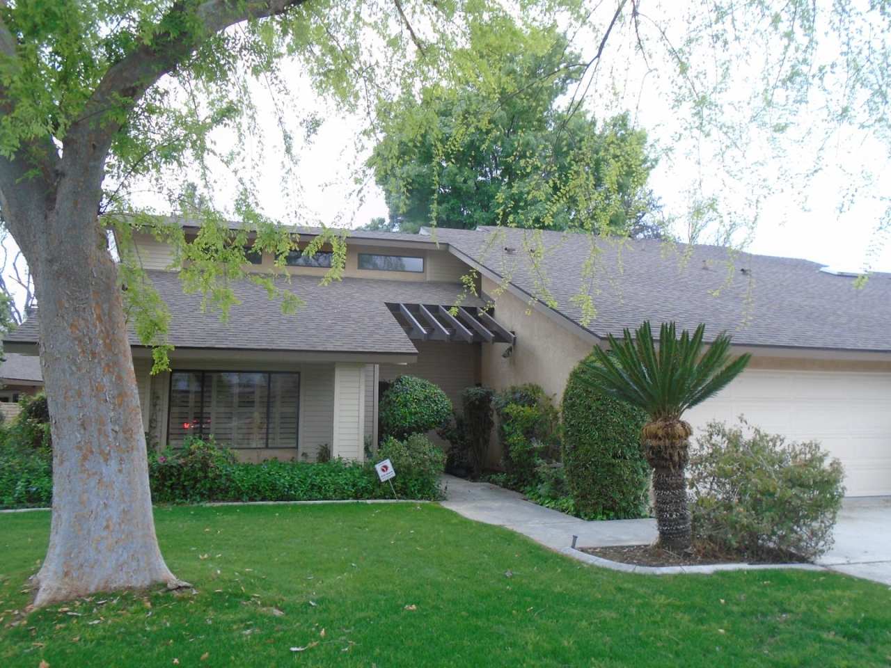 GATED COMMUNITY !!! MOVE IN SPECIAL!! $2997.50 MOVES YOU IN!! APPLICATION PENDING!