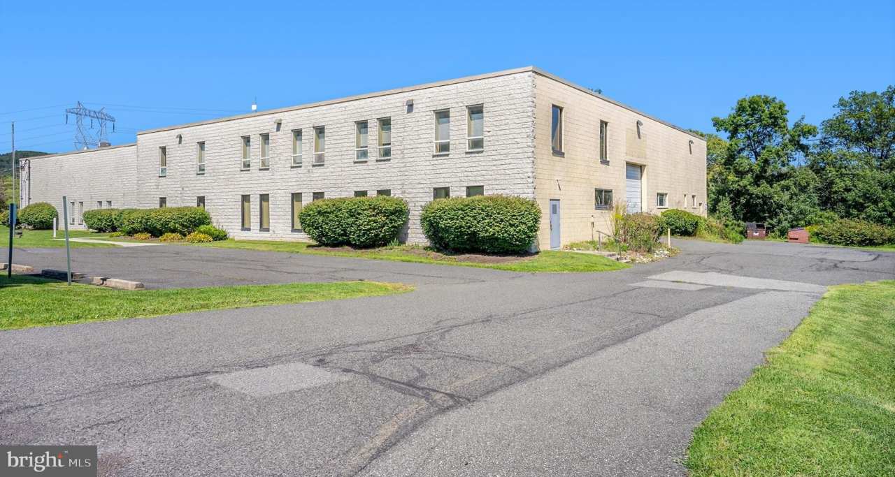 1090 READING AVE unit: 2Nd Floor