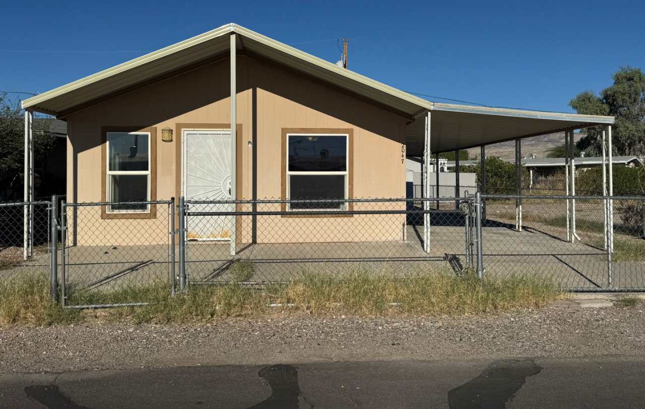 3 BR house with fenced yard, Nu Paint, Carpet