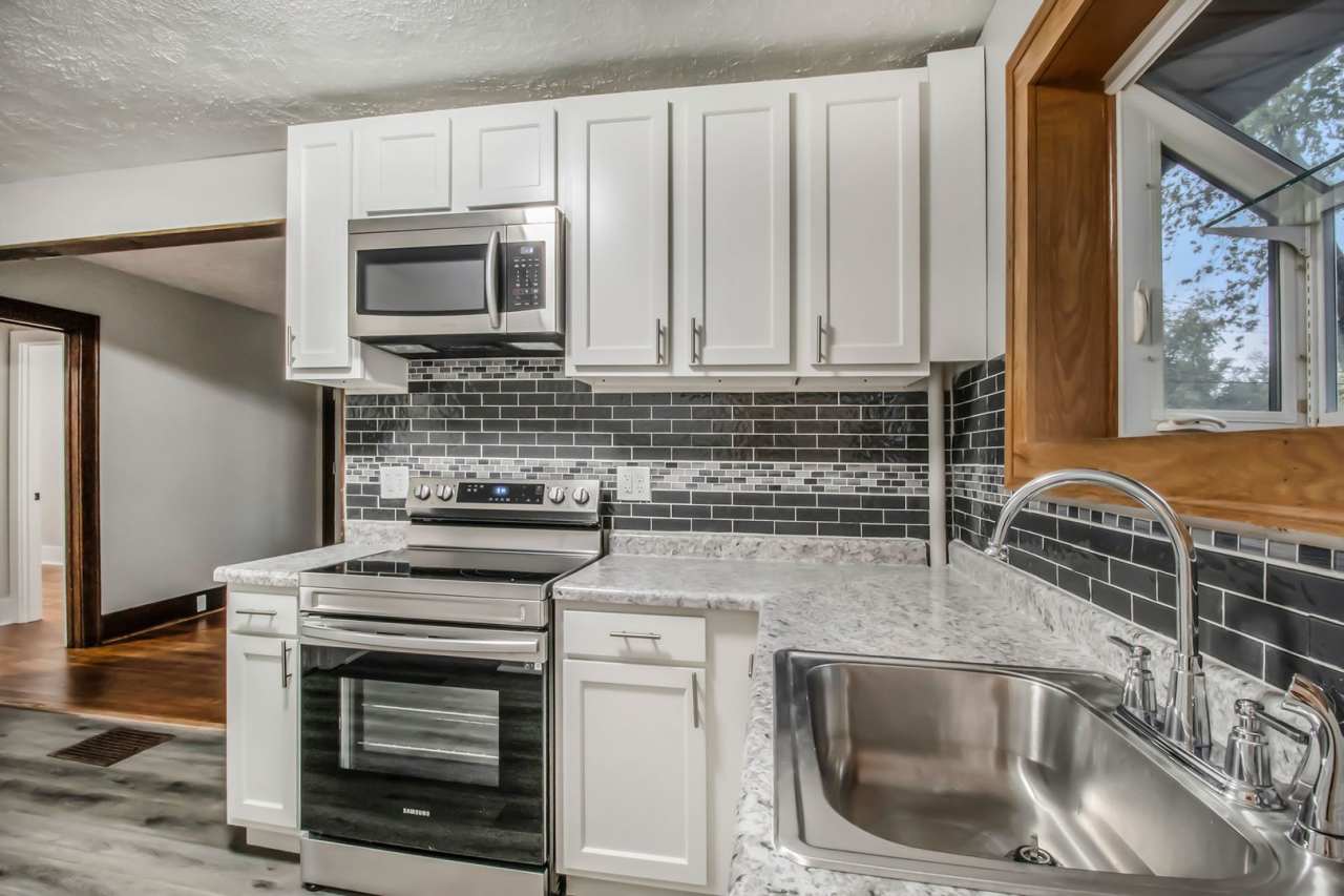 $1395 - 548 Dayton - Two Bedroom Home in Eastwood - Ask about our Security Deposit Alternative!