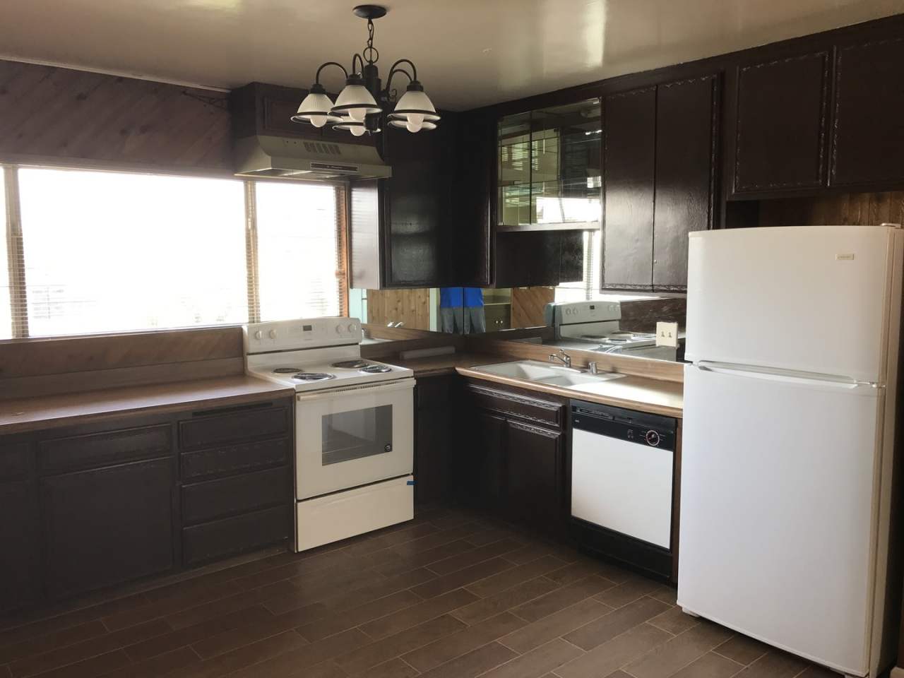 SPACIOUS Upper 2 bedroom unit, Bellflower -- CALL US TODAY!!