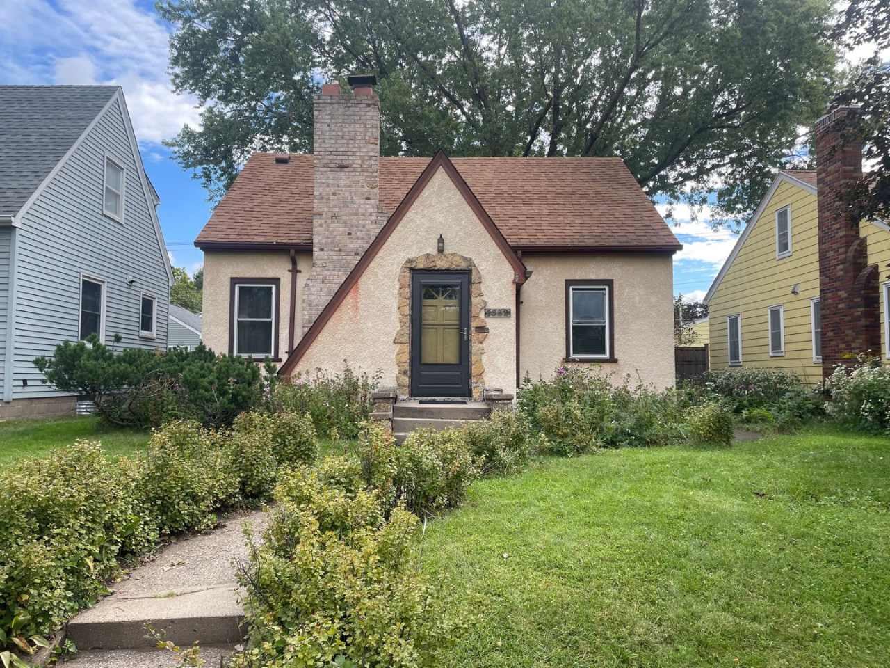 The Cutest 3-Bedroom Tudor - One Block From Como Golf Course