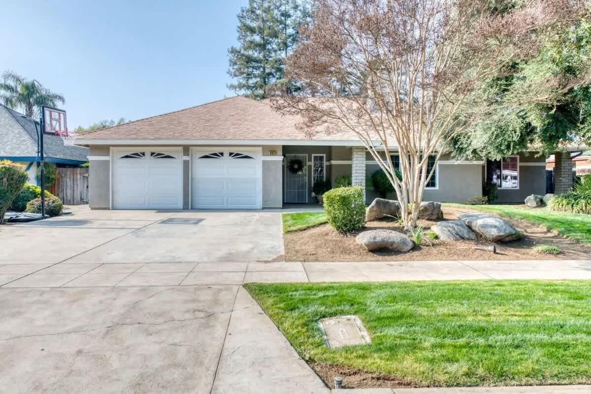 8476 North Del Mar Avenue