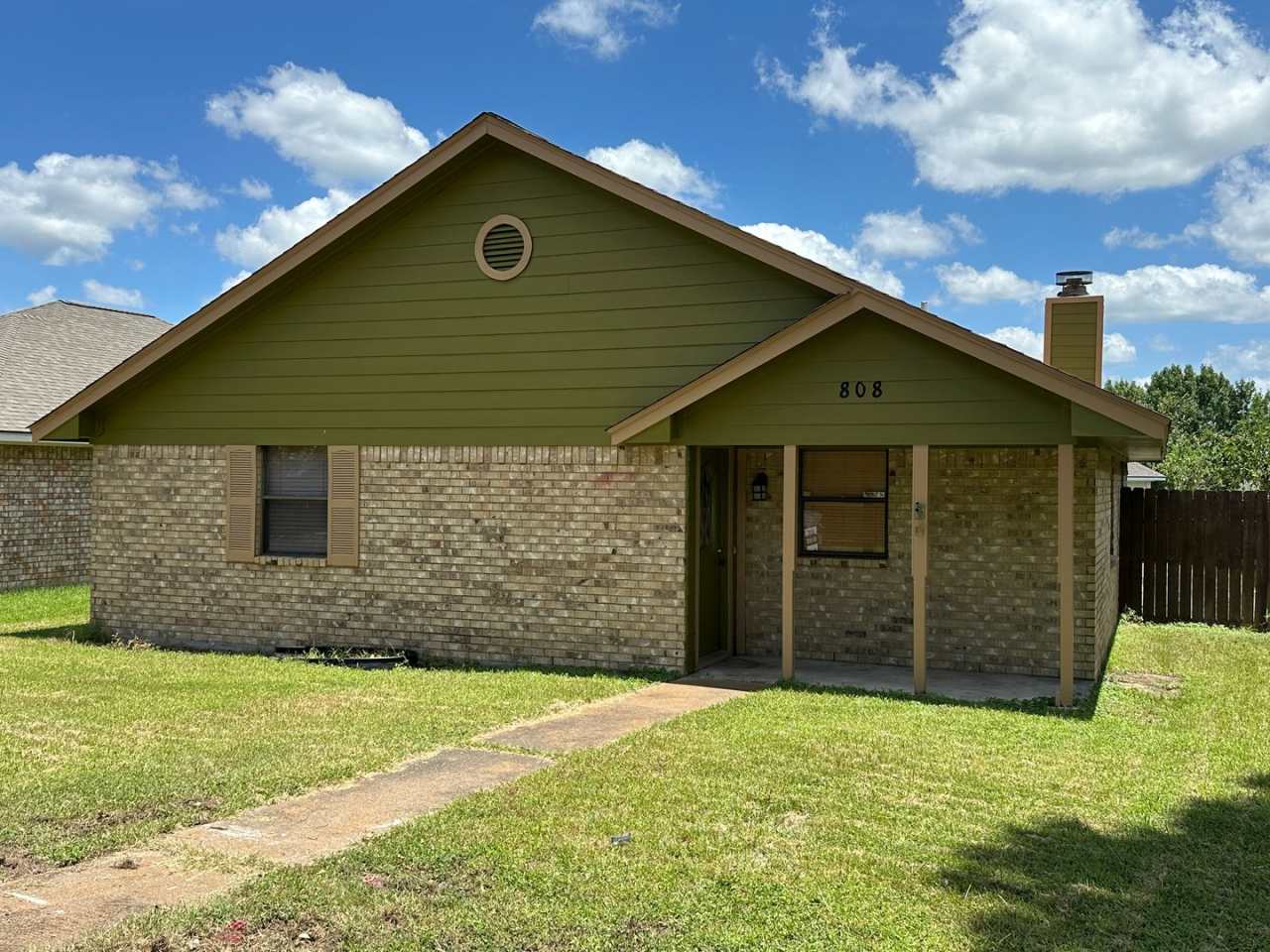 3 bed/2 bath home walking distance to Wolf Pen Creek Park!