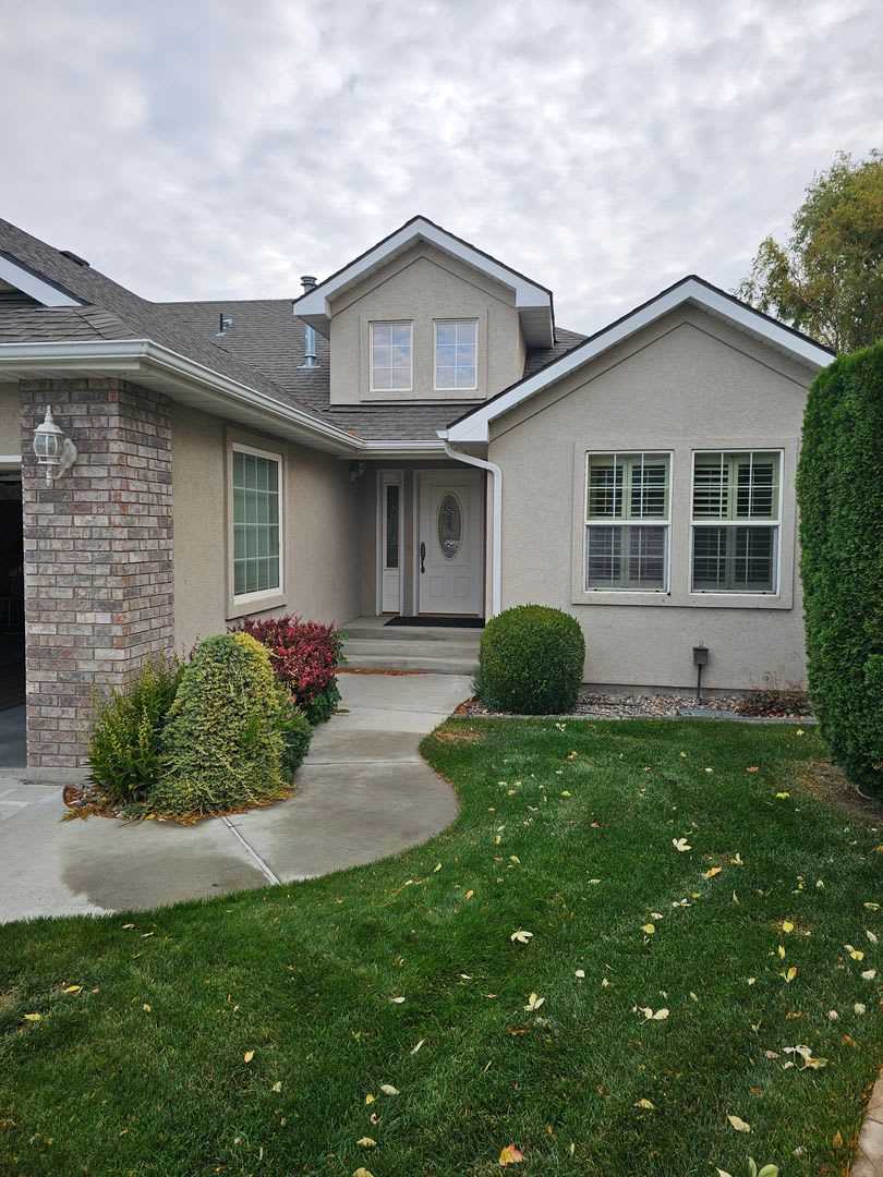 Townhouse located near Canyon Rim Parkway and tons of shopping