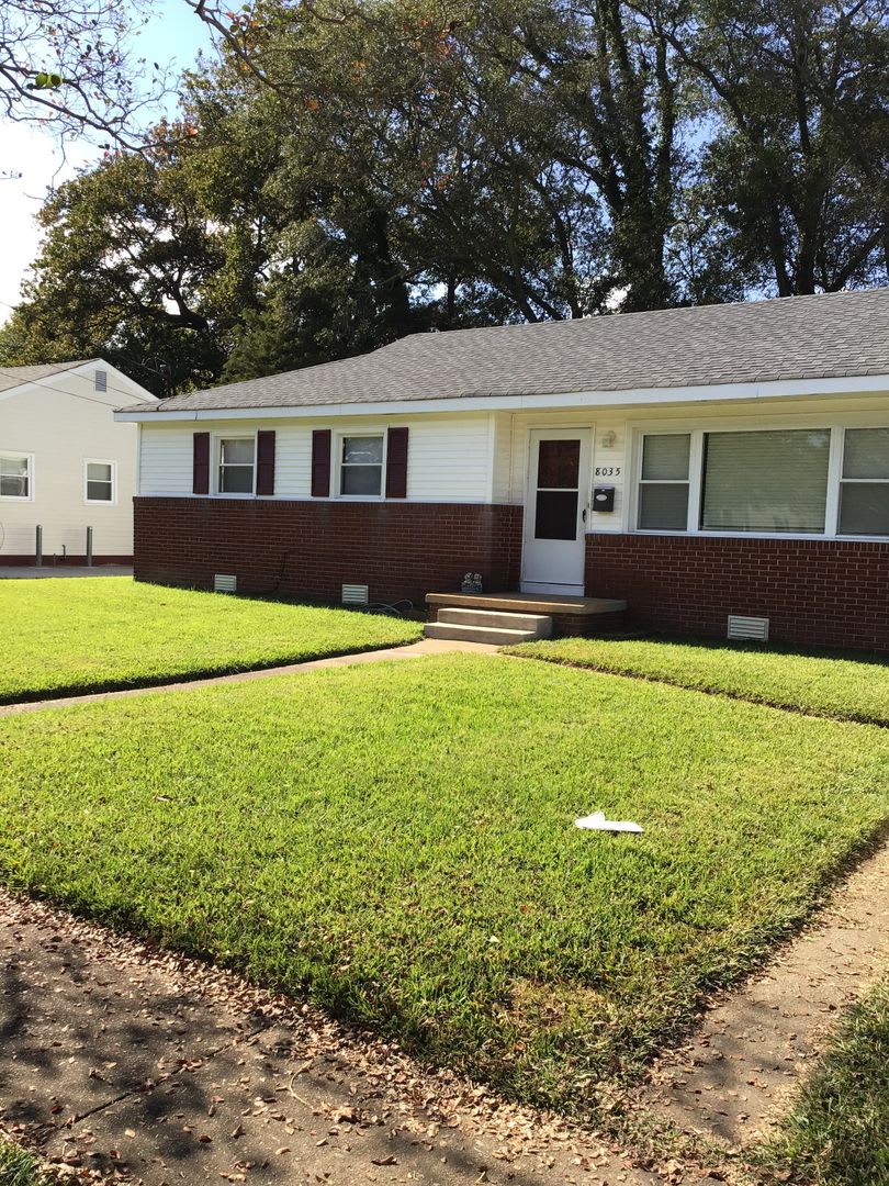 Spacious 3-bedroom 1 bath available now /Half off the first full month’s rent if moved in by November 1, 2025