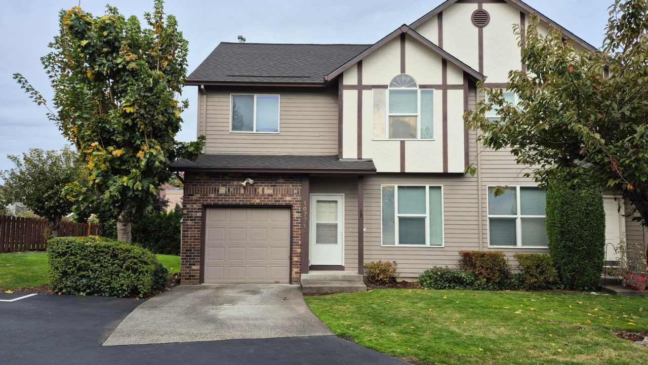 3 Bedroom 2.5 Bath Town-Home in Gresham near Glendoveer Golf Course!