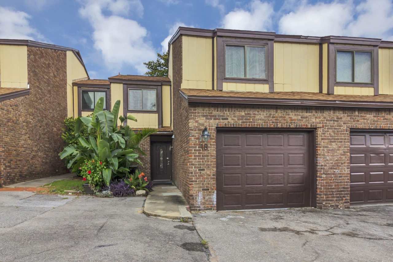Valparaiso: 3 Bedroom Home in Waterfront Community!