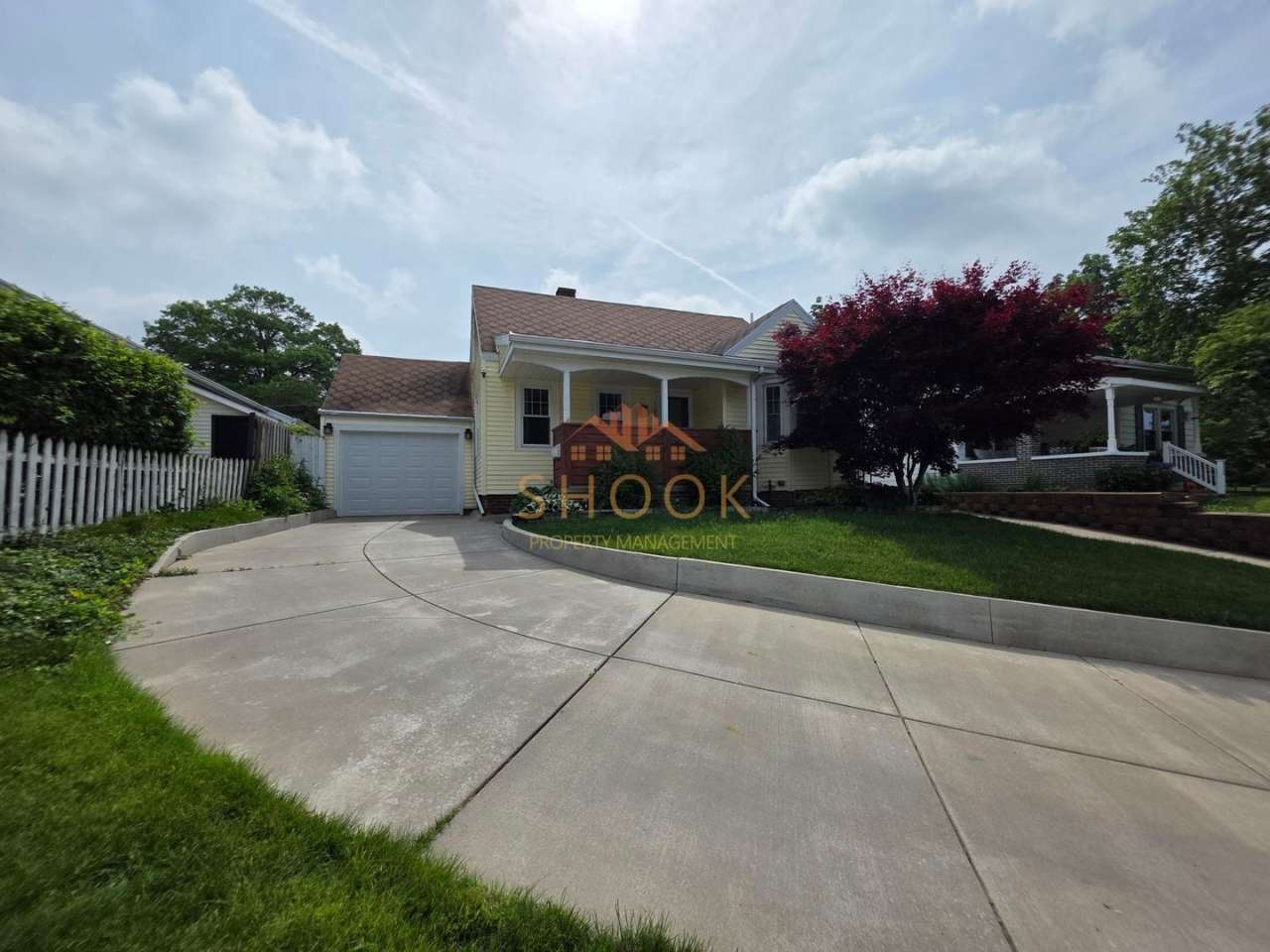 UNIQUE AND COZY 3 BR + BONUS ROOM HOME