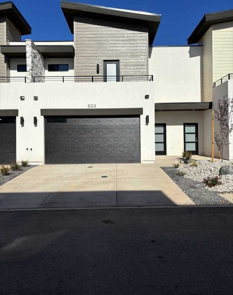 Beautiful Crimson Park Townhome