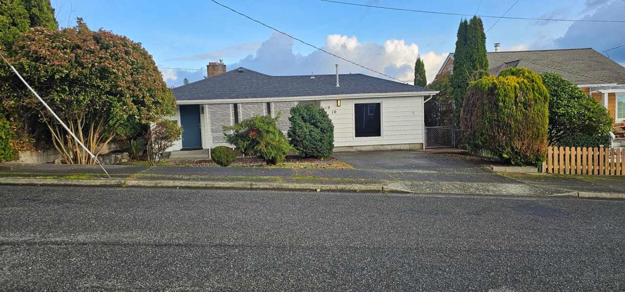3 bedroom Ramble House in Manette- Hardwood and Fireplace!