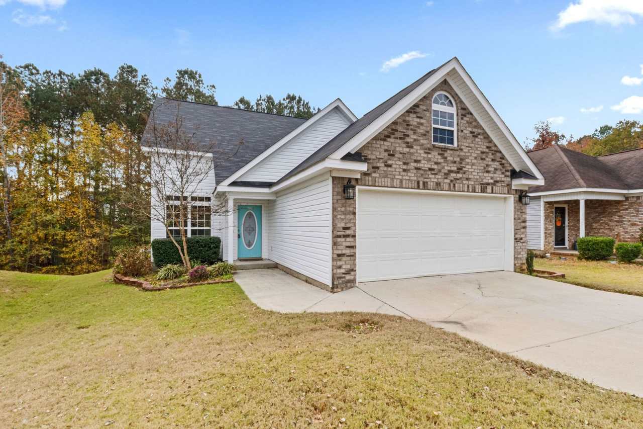 Grovetown home in pool community!
