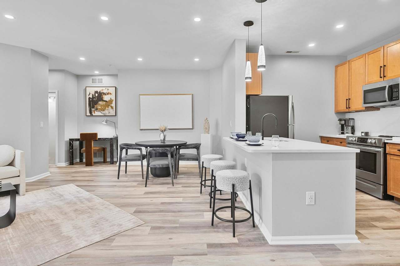 Renaissance Plaza Square